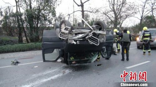 杭州氣溫過(guò)冰點(diǎn) 一運(yùn)鈔車因?yàn)槁坊瑒x車不穩(wěn)翻車