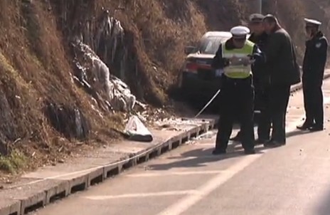 汽車(chē)失控沖上路邊人行道 撞傷兩位老人