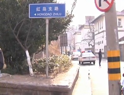 汽車(chē)失控沖上路邊人行道 撞傷兩位老人
