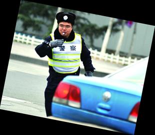 協(xié)警員薛海濤在山東路延吉路路口指揮交通的獨(dú)特模式引來(lái)粉絲贊嘆