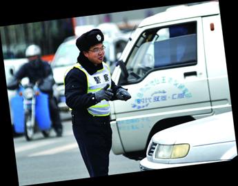 協(xié)警員薛海濤在山東路延吉路路口指揮交通的獨(dú)特模式引來(lái)粉絲贊嘆