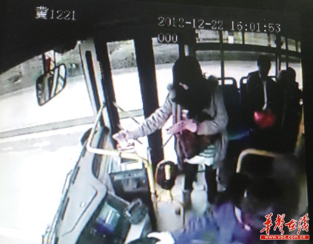 公交車監(jiān)控顯示女子將百元鈔票一張一張投進投幣箱。
