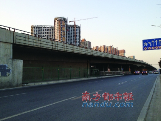 鄭州市中州大道農(nóng)業(yè)路口橋下新建的鐵柵欄。