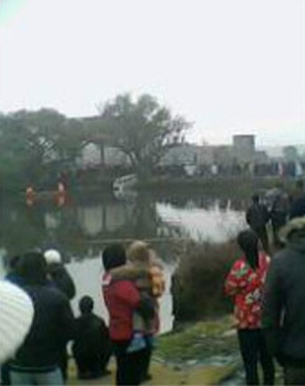 江西幼兒園校車(chē)側(cè)翻墜入水塘 已有11人遇難