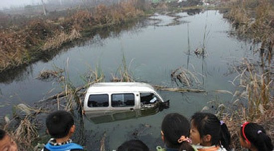 江西幼兒園校車(chē)側(cè)翻墜入水塘 已有11人遇難