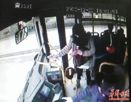 公交車監(jiān)控顯示女子將百元鈔票一張一張投進(jìn)投幣箱。