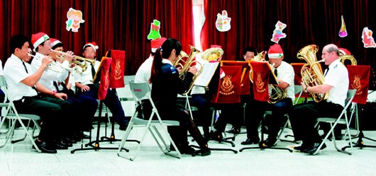 20名少年到士林地方法院演奏圣誕歌曲，掌聲如雷。 臺灣《聯(lián)合報》