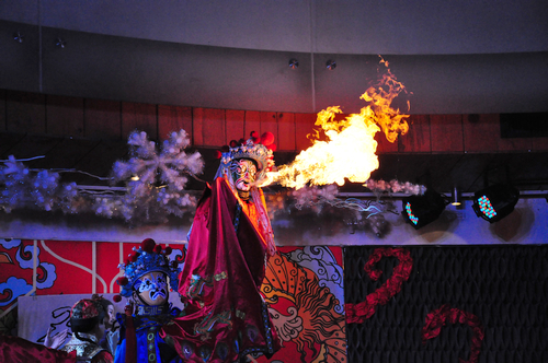 青島平安夜盛行中國風(fēng) 川劇變臉引爆全場(chǎng)