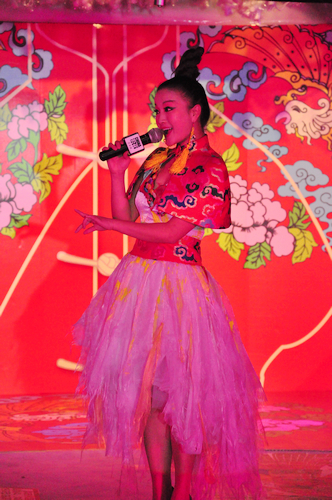 青島平安夜盛行中國風(fēng) 川劇變臉引爆全場(chǎng)