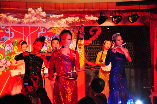 青島平安夜盛行中國風(fēng) 川劇變臉引爆全場(chǎng)