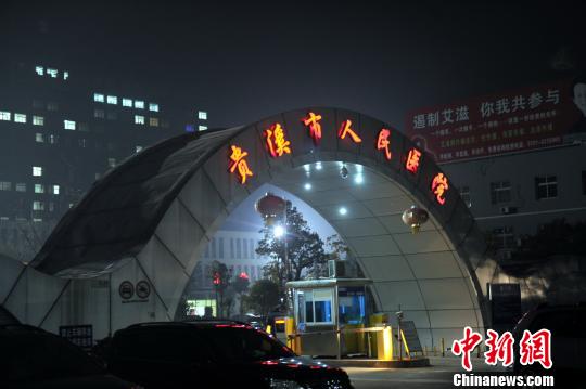 圖為24日晚上，一名遇難孩童家屬向記者講訴事故發(fā)生經(jīng)過。 劉占昆 攝