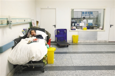姚四海的病床占了兩三個病床的位置，他5年沒交過錢。