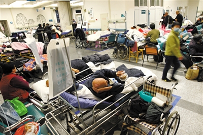 12月20日凌晨，西城一家三甲醫(yī)院急診的大廳和過道上擠滿了臨時病床。記者看到，急診病床上躺著的多為老年病號。A28-A29版攝影/新京報記者 尹亞飛