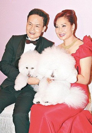 鄺美云與男友及兩只愛犬拍“全家福”。