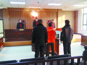 賈正武庭審現(xiàn)場。本報(bào)記者 郭玉紅 攝