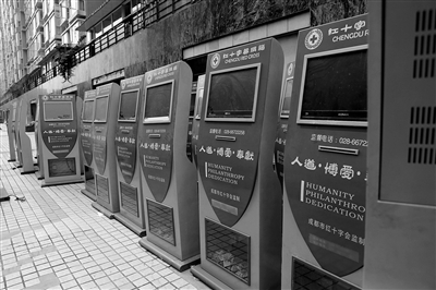 損壞回收的募捐箱堆放在街頭（左圖），募捐箱里的捐款已發(fā)霉（右圖）。網(wǎng)友供圖