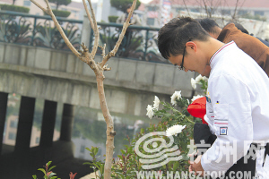 幾天來(lái)，不斷有永康市民自發(fā)來(lái)到救人現(xiàn)場(chǎng)祭奠。