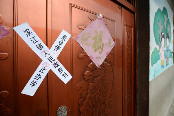 貴溪市濱江鎮(zhèn)春蕾幼兒園大門被貼上封條（2012年12月25日攝）。 攝影：新華社記者 周科