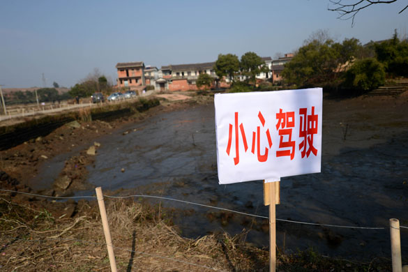 貴溪市交通部門在事故現(xiàn)場設(shè)置了“小心駕駛”警示牌（2012年12月25日攝）。 攝影：新華社記者 周科