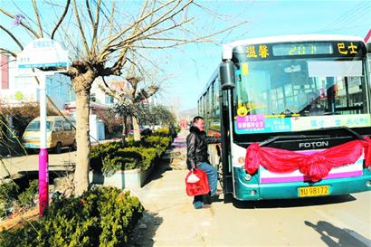 方便！出門(mén)咱就能上公交車(chē)