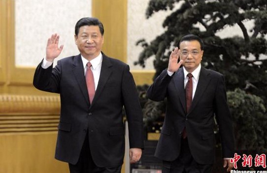 11月15日，新當(dāng)選的中共中央總書(shū)記習(xí)近平和中共中央政治局常委李克強(qiáng)、張德江、俞正聲、劉云山、王岐山、張高麗在北京人民大會(huì)堂與中外記者見(jiàn)面。圖為習(xí)近平、李克強(qiáng)向記者揮手致意(中新社發(fā) 廖攀 攝)