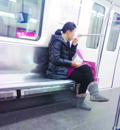 有乘客在地鐵車廂進(jìn)食。 @我是善良的佩佩 攝