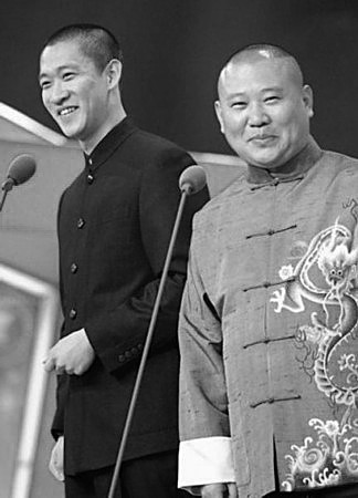央視蛇年春晚語言類節(jié)目終審，郭德綱意外亮相。大家驚訝之余，開始關(guān)心他是否會(huì)與徒弟曹云金同臺(tái)。而根據(jù)知情人士透露，郭德綱和曹云金的春晚節(jié)目均已通過審查。