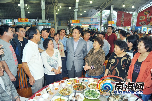 1月1日傍晚，羅保銘乘坐出租車到春園海鮮廣場。走進熙熙攘攘的海鮮排擋，羅保銘主動和正在用餐的客人攀談。(南海網(wǎng)記者秦彥攝)
