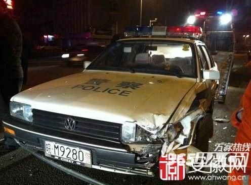 滁州12歲男孩偷開(kāi)警車逆行撞上寶馬
