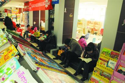記者在島城各大新華書店調查發(fā)現(xiàn)“老中青蹭書族”占六成以上