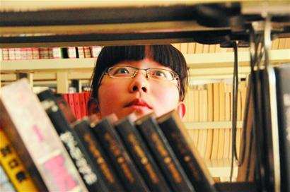 記者在島城各大新華書店調查發(fā)現(xiàn)“老中青蹭書族”占六成以上