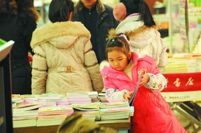 記者在島城各大新華書店調查發(fā)現(xiàn)“老中青蹭書族”占六成以上