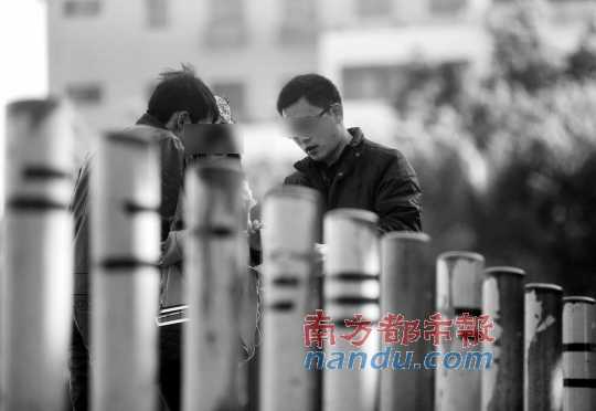 2012年12月31日，收教所醫(yī)生（圖中戴眼鏡背包男）約阿平來到石巖影劇院門前交易，記者偷拍下全過程。 南都記者 霍健斌 攝
