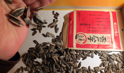 洽洽瓜子在生產(chǎn)流程中存在眾多問題，其中香精的使用問題最為引人矚目。 IC 供圖