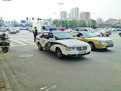 大圖為交警在事發(fā)現(xiàn)場(chǎng)，小圖為賣椰奶的面包車。視頻截圖