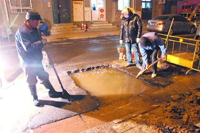 自來(lái)水管道漏水西康路被淹
