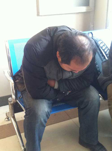 病房外，袁厲害的大兒子杜鵬很難過。央視網(wǎng)記者王在華攝