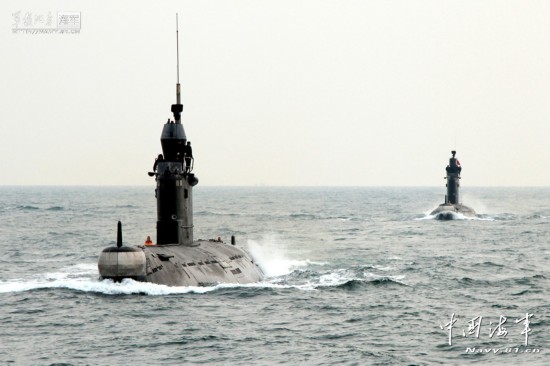 北海艦隊(duì)某潛艇支隊(duì)將多艘潛艇拉到陌生海域，組織潛潛、潛艦等近似實(shí)戰(zhàn)的對(duì)抗演練。