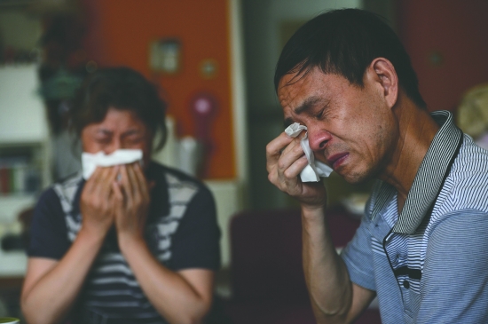 羅洪玲父母提起女兒的婚姻悲劇，忍不住落淚（圖據(jù)成都商報(bào)）