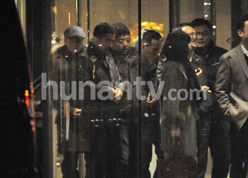 “潮爸”陳坤回京潮裝寸頭手持佛珠 閃電換裝酒店會(huì)友