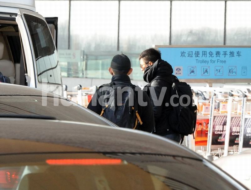 “潮爸”陳坤回京潮裝寸頭手持佛珠 閃電換裝酒店會(huì)友