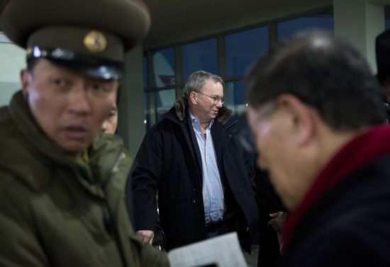 7日，谷歌董事會(huì)執(zhí)行主席埃里克·施密特（中）一行抵達(dá)朝鮮首都平壤。