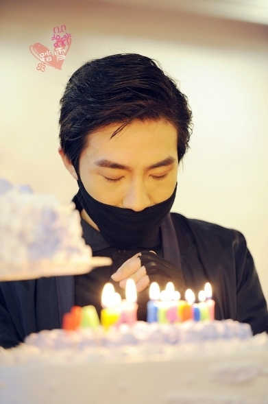 俞灝明生日會獲999粉玫瑰 戴面罩與粉絲熱擁現場照曝光
