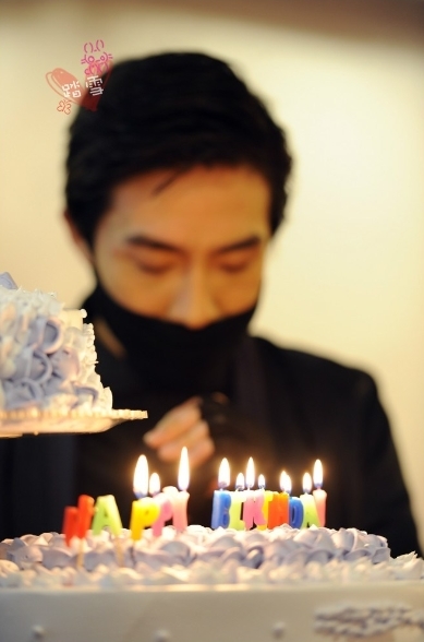 俞灝明生日會(huì)獲999粉玫瑰 戴面罩與粉絲熱擁現(xiàn)場(chǎng)照曝光
