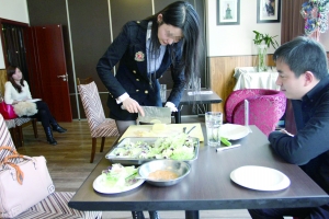 前來(lái)征婚的姑娘們先要接受四個(gè)評(píng)委對(duì)其形象、生活、慈善、情感4方面的考核。