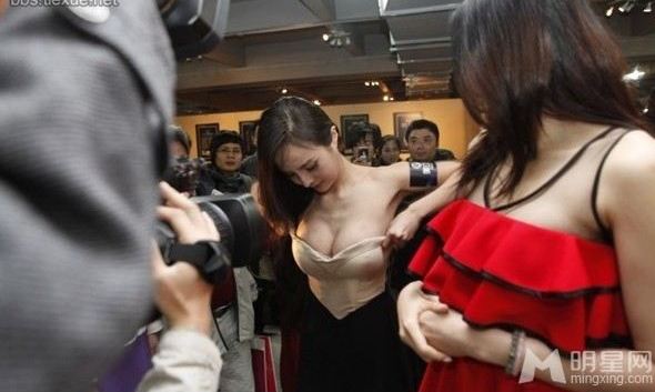 干露露雷人著裝大盤點(diǎn) 真空上陣秀雙峰不懼走光