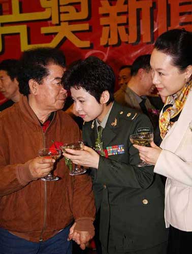 董文華15歲遇到丈夫張楠 39歲誕下可愛兒子(圖)