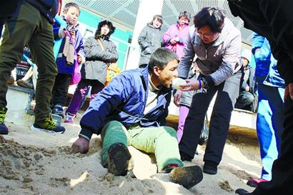 冰海中男子遇險熱心人聯手施救 