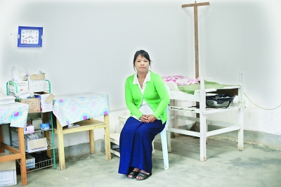 老三的愛(ài)人是當(dāng)?shù)匾幻t(yī)生，他們的小診所可以免費(fèi)為艾滋病人提供藥品，她身后是一個(gè)孕婦生產(chǎn)的手術(shù)臺(tái)。