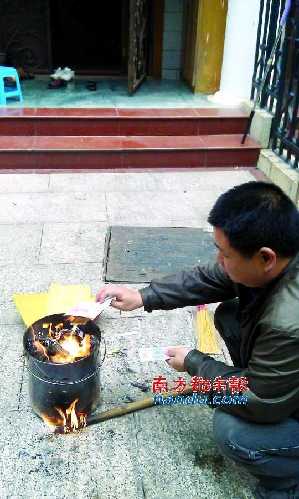 死者家屬在事發(fā)現(xiàn)場(chǎng)拜祭。南都記者 郭現(xiàn)中 攝